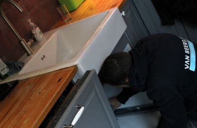 loodgieter onder gootsteen